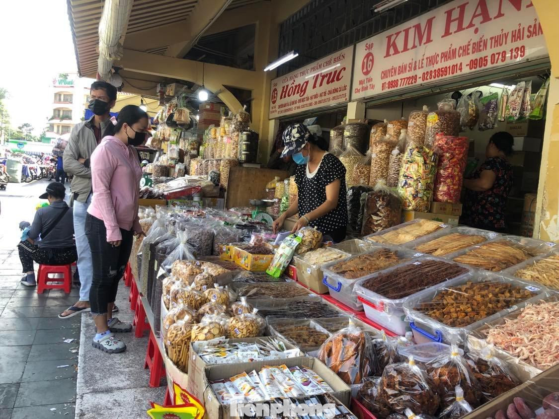 Ngày 19/12, ghi nhận tại một số chợ truyền thống ở TPHCM như Bến Thành, Tân Định (quận 1), An Đông (quận 5), Hòa Hưng (quận 10)…, dù hàng Tết đã xuất hiện trên các quầy kệ nhưng không tấp nập khách mua như mọi năm. Ngày 19/12, ghi nhận tại một số chợ truyền thống ở TPHCM như Bến Thành, Tân Định (quận 1), An Đông (quận 5), Hòa Hưng (quận 10)…, dù hàng Tết đã xuất hiện trên các quầy kệ nhưng không tấp nập khách mua như mọi năm.