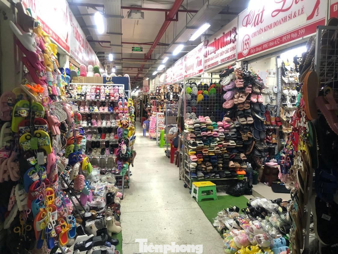 Các mặt hàng giày dép, quần áo thời trang cũng chung hoàn cảnh ế ẩm dịp Tết. Đại diện Ban Quản lý chợ Tân Bình (quận Tân Bình) thông tin, chợ có 3.326 sạp, nhưng hiện tại chỉ hơn 2.900 sạp đang kinh doanh. Từ sau dịch COVID-19 đến nay, tình hình kinh doanh khó khăn, sức mua giảm sút nên có một số chủ sạp nghỉ bán. Các mặt hàng giày dép, quần áo thời trang cũng chung hoàn cảnh ế ẩm dịp Tết. Đại diện Ban Quản lý chợ Tân Bình (quận Tân Bình) thông tin, chợ có 3.326 sạp, nhưng hiện tại chỉ hơn 2.900 sạp đang kinh doanh. Từ sau dịch COVID-19 đến nay, tình hình kinh doanh khó khăn, sức mua giảm sút nên có một số chủ sạp nghỉ bán.