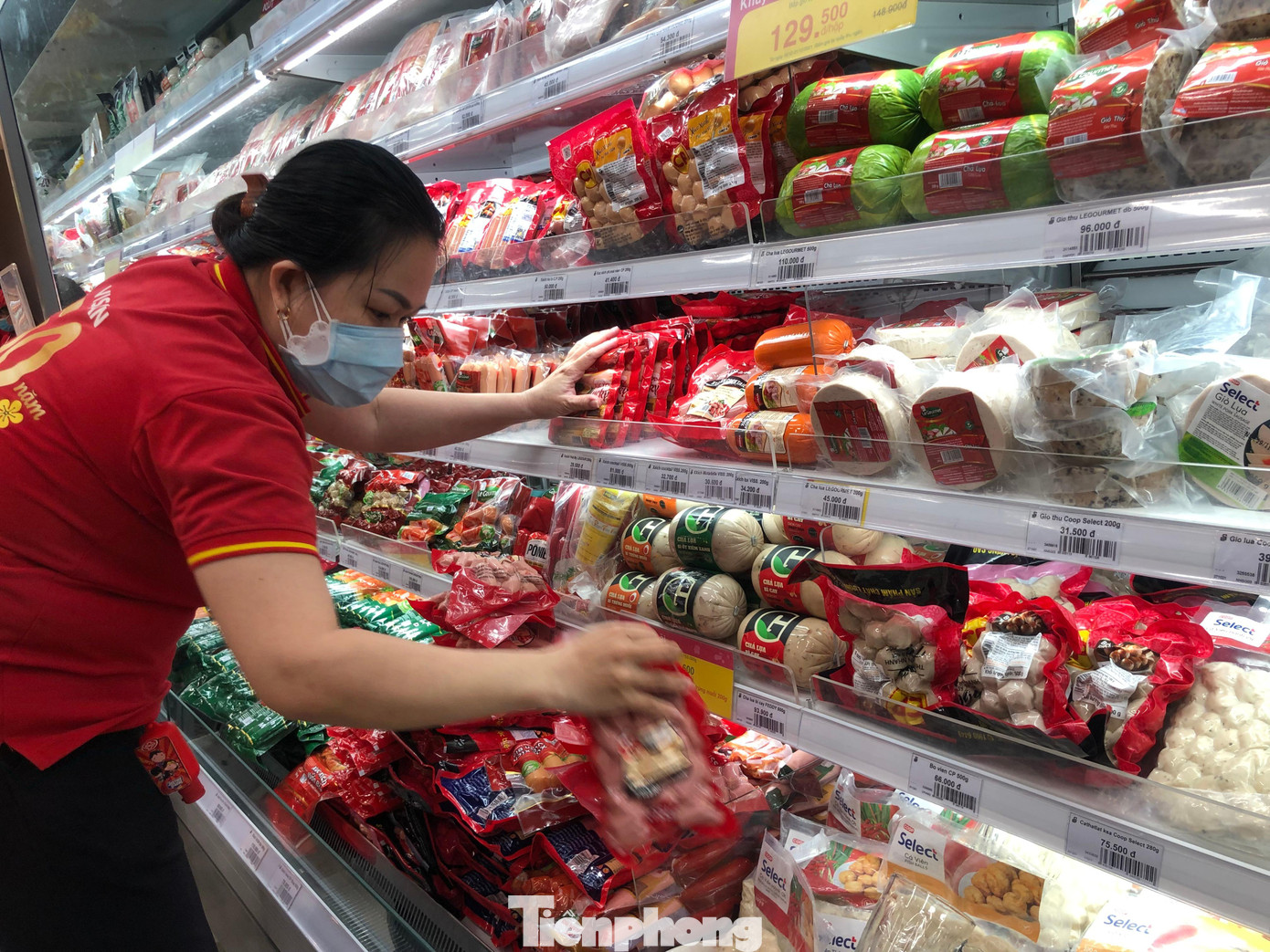 Trong khi đó, hàng Tết tại siêu thị dồi dào, có nhiều chương trình khuyến mãi nhưng sức mua vẫn chưa tăng cao. Theo Sở Công Thương TPHCM, chỉ riêng 3 chợ đầu mối, dự kiến lượng hàng nhập về dịp Tết lên đến 13.000-15.000 tấn/ngày, tăng 80% so với ngày thường. Tại 47 trung tâm thương mại, 240 siêu thị, 3.019 cửa hàng tiện lợi đang hoạt động, tổng lượng hàng thực phẩm thiết yếu, lương thực cung ứng ra thị trường bình quân 1.800 tấn/ngày. Bên cạnh chuẩn bị nguồn hàng dồi dào phục vụ Tết 2023, doanh nghiệp bình ổn thị trường cam kết không điều chỉnh tăng giá một tháng trước Tết, một tháng sau Tết. Trong khi đó, hàng Tết tại siêu thị dồi dào, có nhiều chương trình khuyến mãi nhưng sức mua vẫn chưa tăng cao. Theo Sở Công Thương TPHCM, chỉ riêng 3 chợ đầu mối, dự kiến lượng hàng nhập về dịp Tết lên đến 13.000-15.000 tấn/ngày, tăng 80% so với ngày thường. Tại 47 trung tâm thương mại, 240 siêu thị, 3.019 cửa hàng tiện lợi đang hoạt động, tổng lượng hàng thực phẩm thiết yếu, lương thực cung ứng ra thị trường bình quân 1.800 tấn/ngày. Bên cạnh chuẩn bị nguồn hàng dồi dào phục vụ Tết 2023, doanh nghiệp bình ổn thị trường cam kết không điều chỉnh tăng giá một tháng trước Tết, một tháng sau Tết.