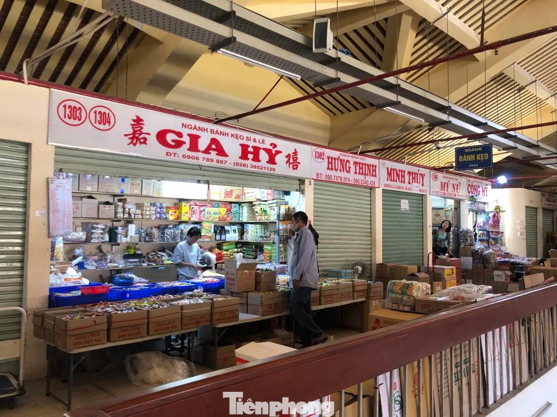 Giá thực phẩm Tết năm nay tương đối bình ổn, bí ép giá 90.000 đồng/kg, mứt gừng từ 100.000 - 120.000 đồng/kg, nho khô loại lớn 180.000 đồng/kg, hạt dẻ lớn 320.000 đồng/kg, hạt hướng dương 80.000 đồng/kg, hạt dưa 150.000 đồng/kg…trong đó hàng Việt chiếm đa số, tất cả đều có giấy tờ rõ ràng nhưng không có người mua. Nhiều quầy kinh doanh phải đóng cửa. Giá thực phẩm Tết năm nay tương đối bình ổn, bí ép giá 90.000 đồng/kg, mứt gừng từ 100.000 - 120.000 đồng/kg, nho khô loại lớn 180.000 đồng/kg, hạt dẻ lớn 320.000 đồng/kg, hạt hướng dương 80.000 đồng/kg, hạt dưa 150.000 đồng/kg…trong đó hàng Việt chiếm đa số, tất cả đều có giấy tờ rõ ràng nhưng không có người mua. Nhiều quầy kinh doanh phải đóng cửa.