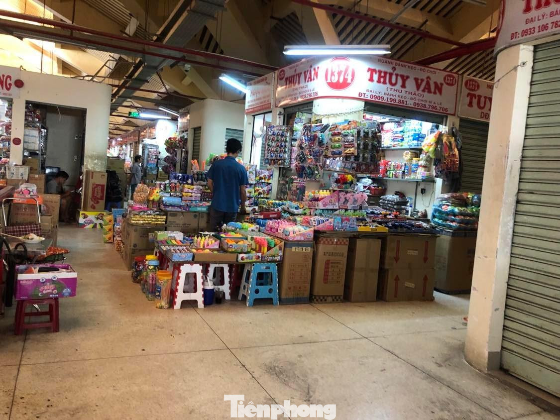 Một quầy hàng đồ chơi vắng khách mua Một quầy hàng đồ chơi vắng khách mua