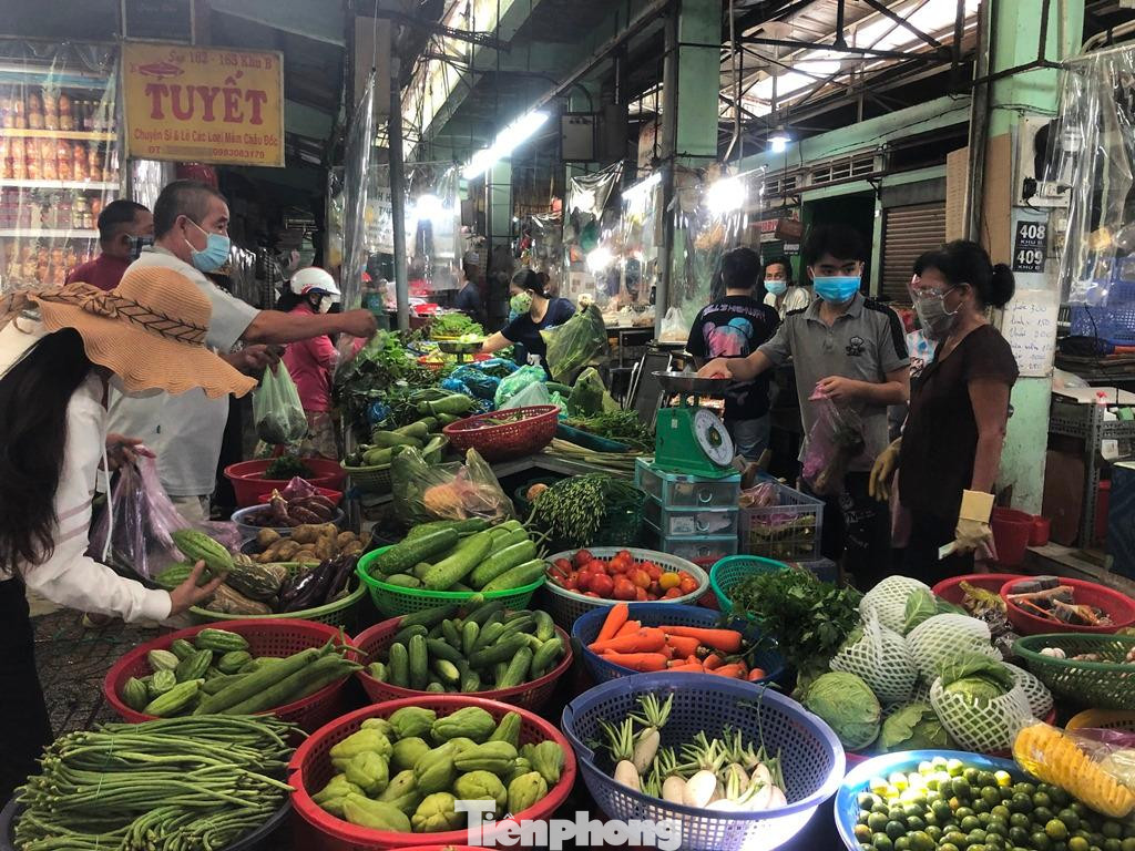 Nguyên nhân được cho là do nguyên liệu đầu vào tăng, nên giá cả hàng hóa tại các DN chưa thể giảm ngay dù giá xăng hiện đã giảm 2 lần liên tiếp trong 1 tháng qua.