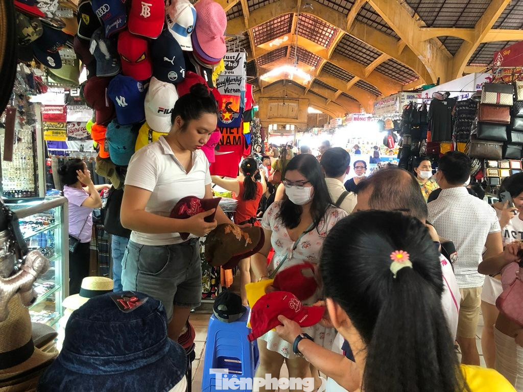 Chợ Bến Thành đông khách dù là ngày đầu tuần