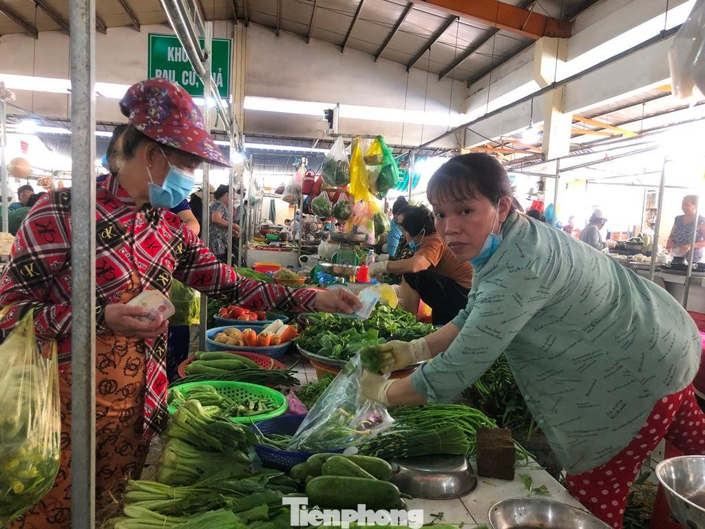 Nhiều mặt hàng giá vẫn cao khiến tiểu thương kinh doanh thêm ế ẩm Nhiều mặt hàng giá vẫn cao khiến tiểu thương kinh doanh thêm ế ẩm