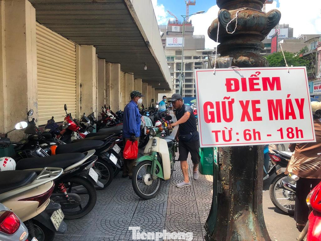 Để hút khách, từ đầu tháng 7/2022, chợ Bến Thành lập bãi giữ xe với giá 5.000 đồng/lượt; thay vì trước đây khách phải gửi bên ngoài với giá 20.000 đồng/lượt. Nhờ vậy, khách đến chợ tăng đáng kể.