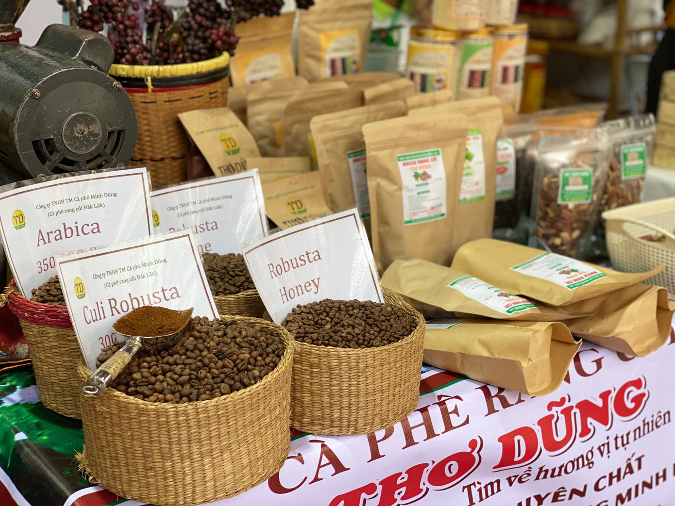 Cafe nguyên chất được bày bán ở chợ Tết. Cafe nguyên chất được bày bán ở chợ Tết.