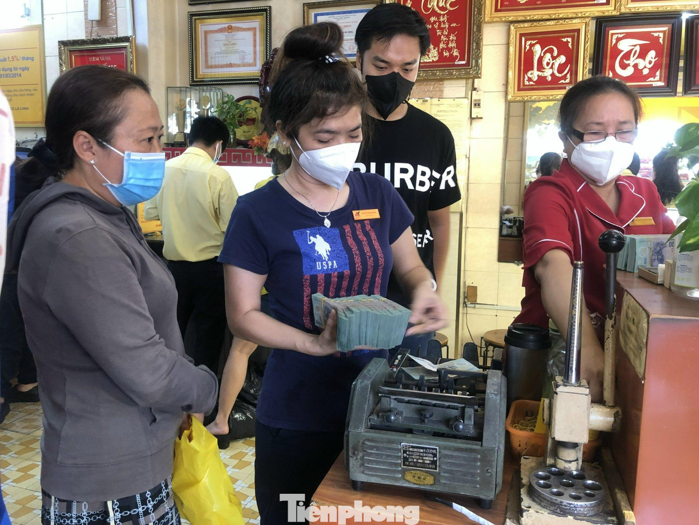 Mua bán vàng đúng thời điểm, nhiều người lãi đậm