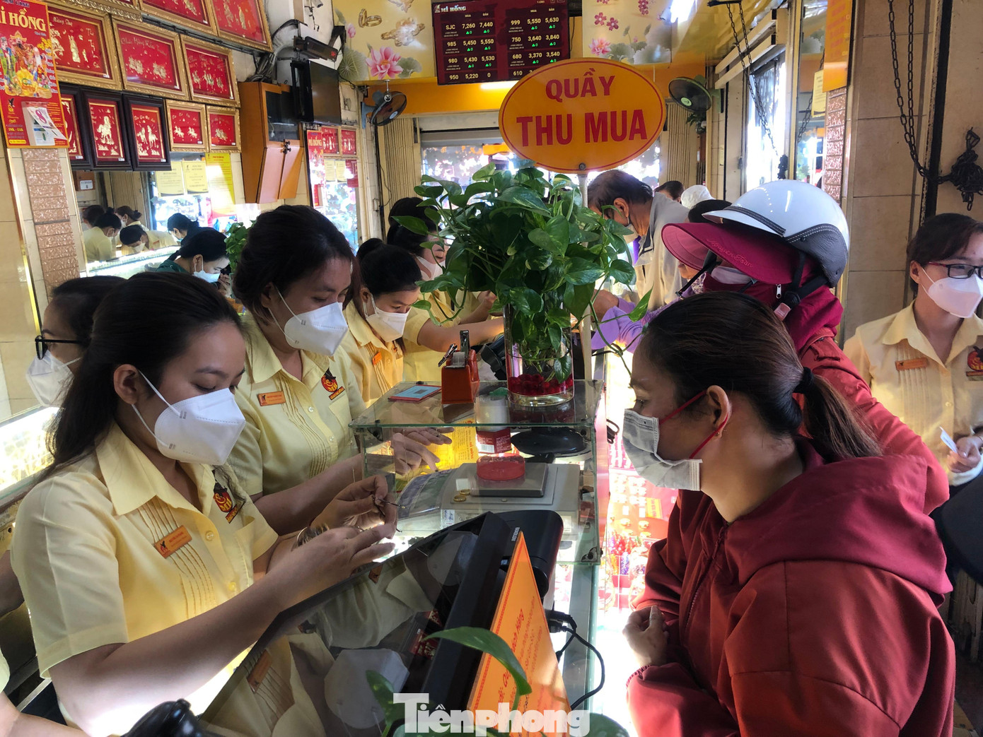 Một tiệm vàng tấp nập khách đến giao dịch.