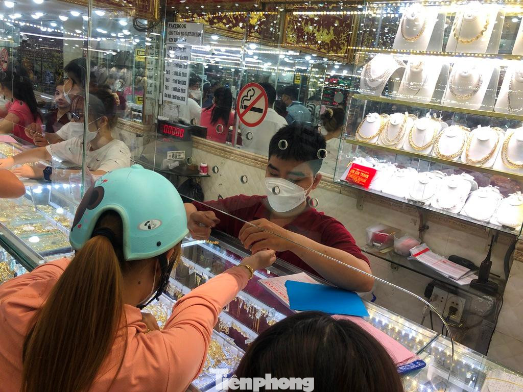 Chị Minh Hòa (công nhân công ty Pouyuen) chia sẻ: "Năm nào chị cũng sắm ít phân vàng trong ngày Thần Tài để cầu may mắn. Do mình mua cầu hên nên không để tâm nhiều lắm chuyện đắt rẻ, lượng vàng mình cũng mua ít, chỉ tầm 3 triệu đồng cho chiếc nhẫn kim tiền 0,5 chỉ". Chị Minh Hòa (công nhân công ty Pouyuen) chia sẻ: "Năm nào chị cũng sắm ít phân vàng trong ngày Thần Tài để cầu may mắn. Do mình mua cầu hên nên không để tâm nhiều lắm chuyện đắt rẻ, lượng vàng mình cũng mua ít, chỉ tầm 3 triệu đồng cho chiếc nhẫn kim tiền 0,5 chỉ".