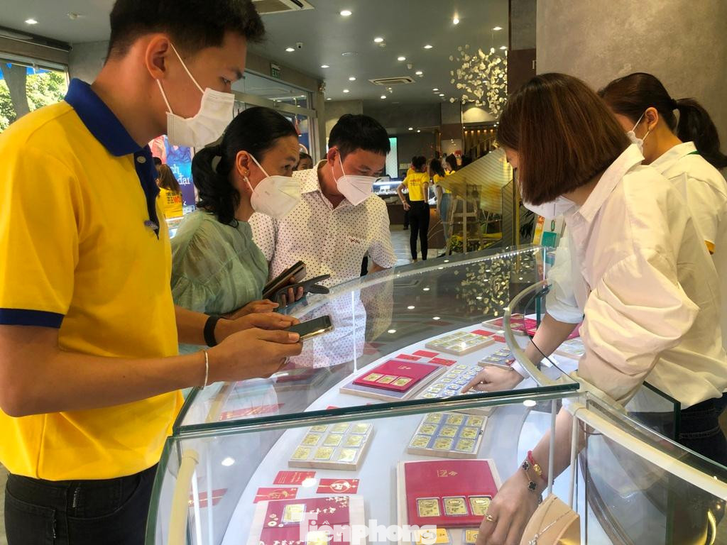 Vàng miếng từ 0,5 - 1 chỉ cháy hàng trong ngày vía Thần tài Vàng miếng từ 0,5 - 1 chỉ cháy hàng trong ngày vía Thần tài