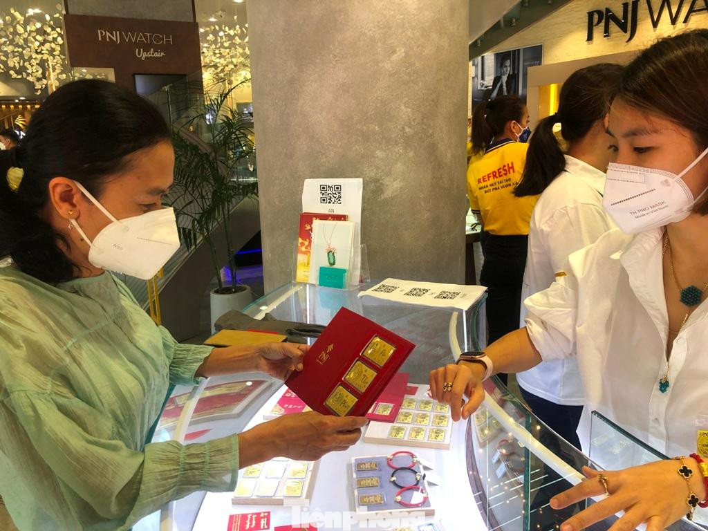 Rút kinh nghiệm từ các năm, đa số khách đều đặt mua vàng từ sớm, đến ngày mùng 10 chỉ ra nhận hàng để tránh chen chúc Rút kinh nghiệm từ các năm, đa số khách đều đặt mua vàng từ sớm, đến ngày mùng 10 chỉ ra nhận hàng để tránh chen chúc
