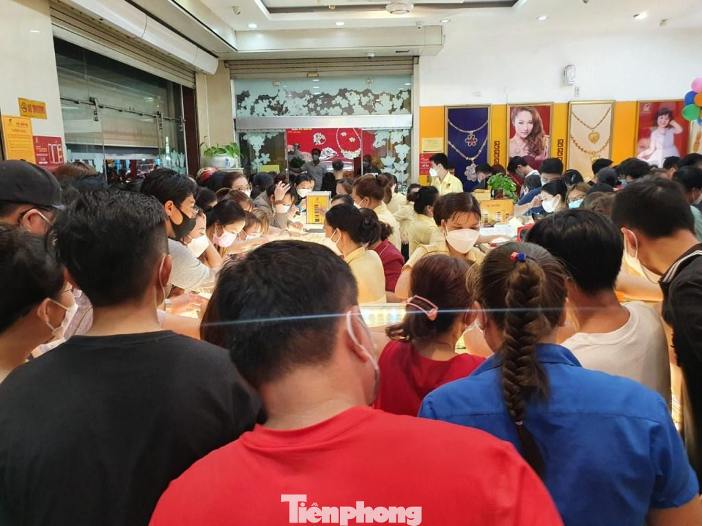 Khách xếp 2-3 lớp chờ mua vàng Khách xếp 2-3 lớp chờ mua vàng