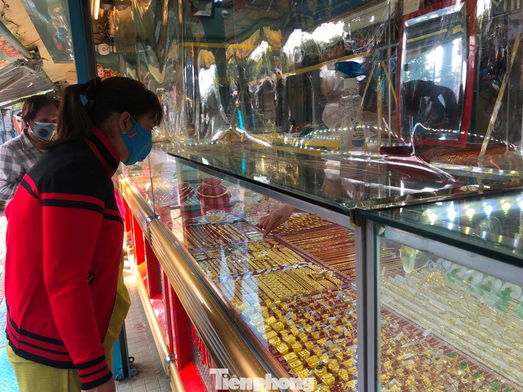 Một số tiệm bày vàng rất nhiều nhưng vắng khách mua Một số tiệm bày vàng rất nhiều nhưng vắng khách mua