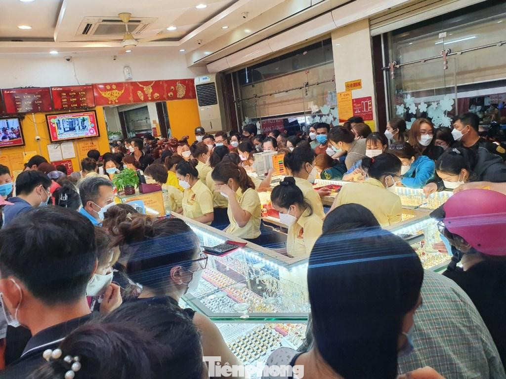 Do khách quá đông, nhiều người đành bỏ cuộc vì không thể chen chân Do khách quá đông, nhiều người đành bỏ cuộc vì không thể chen chân