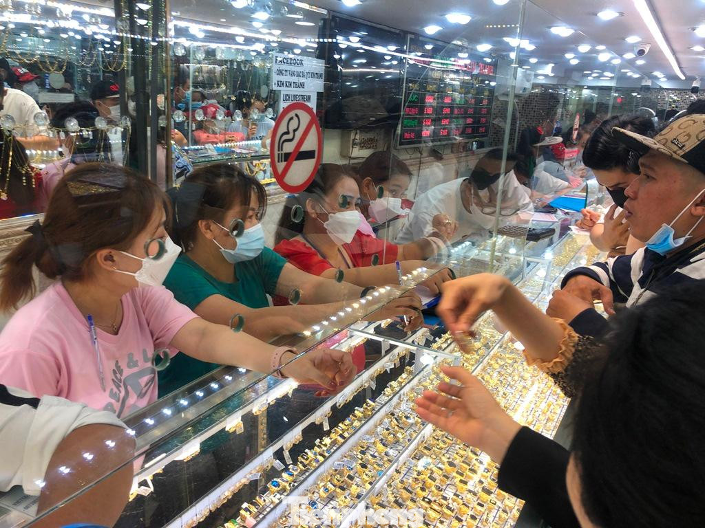 Nhân viên tiệm vàng được huy động tối đa để phục vụ khách nhanh nhất. Nhân viên tiệm vàng được huy động tối đa để phục vụ khách nhanh nhất.