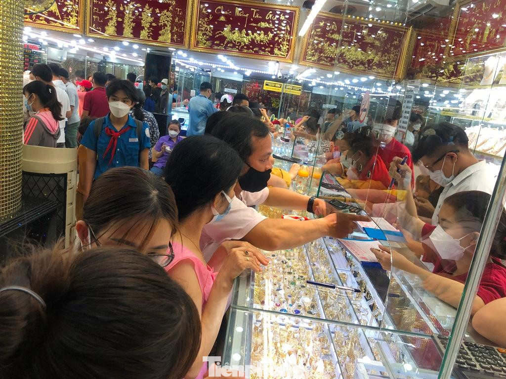 Lúc hơn 22 giờ ngày 10/2, nhiều tiệm vàng ở TPHCM vẫn nườm nượp khách đến sắm vàng cầu may nhân ngày vía Thần Tài. Lúc hơn 22 giờ ngày 10/2, nhiều tiệm vàng ở TPHCM vẫn nườm nượp khách đến sắm vàng cầu may nhân ngày vía Thần Tài.