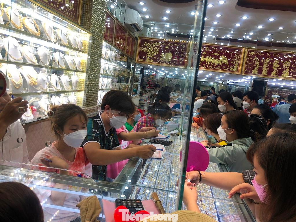 Vàng đẹp, tiền công rẻ là ưu thế của một tiệm vàng tư nhân được đông đảo khách hàng chọn lựa. Vàng đẹp, tiền công rẻ là ưu thế của một tiệm vàng tư nhân được đông đảo khách hàng chọn lựa.