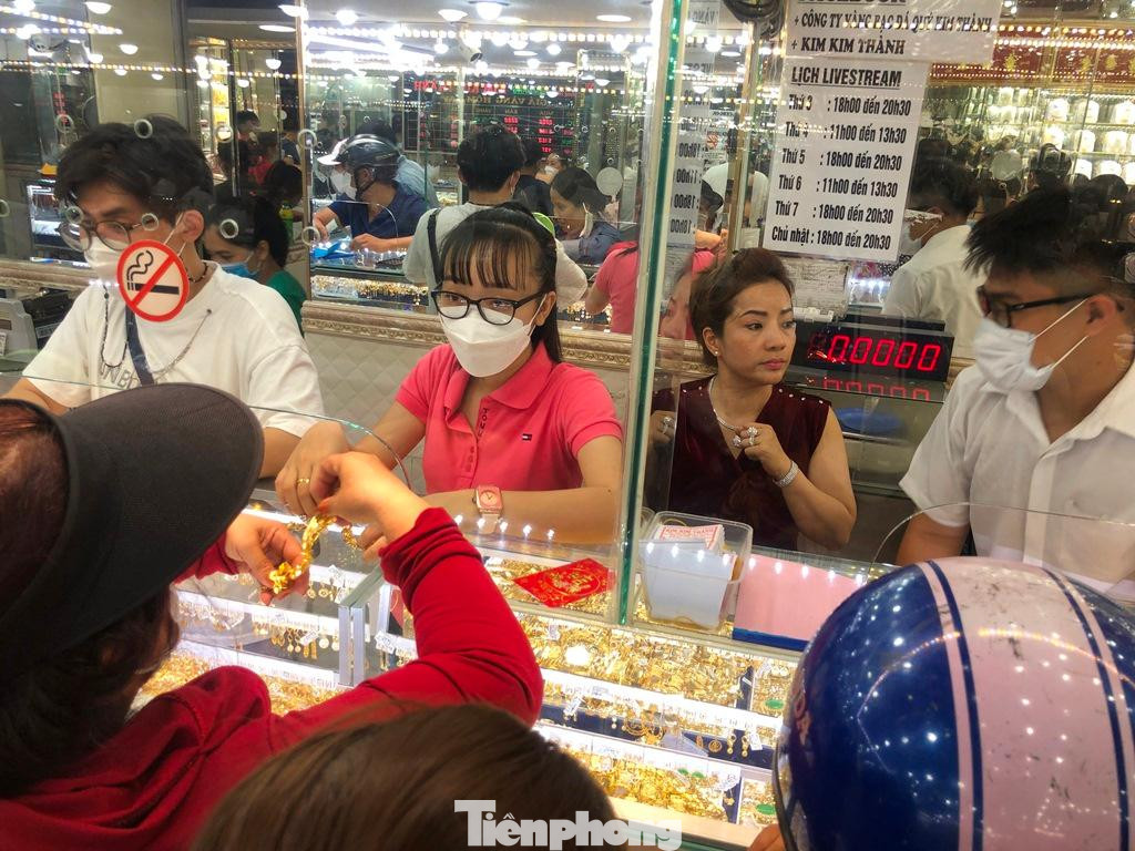 Chị Thủy, chủ tiệm vàng Kim Kim Thành (quận 6) cho biết: "Do hôm nay là ngày nhiều công nhân, giới văn phòng đi làm nên buổi tối họ mới đến mua sắm. Năm nay, vàng trang sức từ 1-2 chỉ rất được ưa chuộng. Chúng tôi mở cửa đến 23 giờ để phục vụ khách". Chị Thủy, chủ tiệm vàng Kim Kim Thành (quận 6) cho biết: "Do hôm nay là ngày nhiều công nhân, giới văn phòng đi làm nên buổi tối họ mới đến mua sắm. Năm nay, vàng trang sức từ 1-2 chỉ rất được ưa chuộng. Chúng tôi mở cửa đến 23 giờ để phục vụ khách".