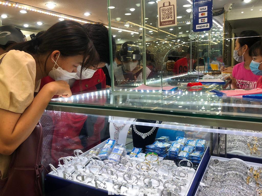 Các bạn trẻ tìm mua vàng trong ngày vía Thần Tài Các bạn trẻ tìm mua vàng trong ngày vía Thần Tài