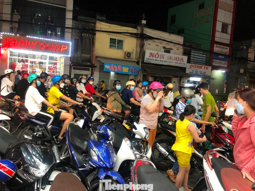 Lúc hơn 22 giờ, người đến mua sắm vàng vẫn nhộn nhịp. Lúc hơn 22 giờ, người đến mua sắm vàng vẫn nhộn nhịp.