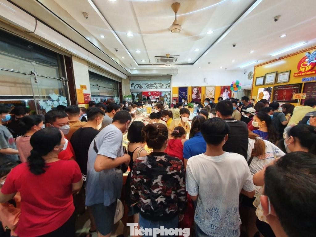 Tiệm vàng Mi Hồng (quận Bình Thạnh) cũng ken kín người lúc tối muộn. "Tối nay lượng khách đông gấp 2-3 lần so với ban ngày" - nhân viên tiệm vàng cho biết. Tiệm vàng Mi Hồng (quận Bình Thạnh) cũng ken kín người lúc tối muộn. "Tối nay lượng khách đông gấp 2-3 lần so với ban ngày" - nhân viên tiệm vàng cho biết.