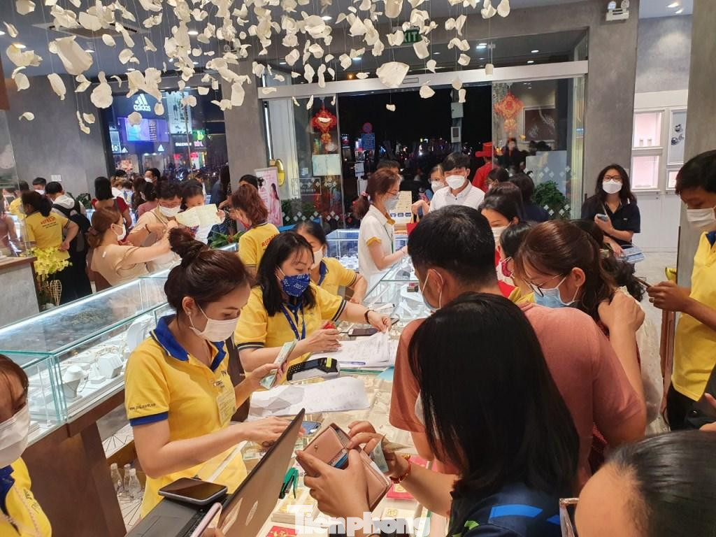 Tiệm vàng PNJ cuối ngày cũng nườm nượp khách. Hệ thống này sẽ chỉ đóng cửa khi nào hết khách. Tiệm vàng PNJ cuối ngày cũng nườm nượp khách. Hệ thống này sẽ chỉ đóng cửa khi nào hết khách.