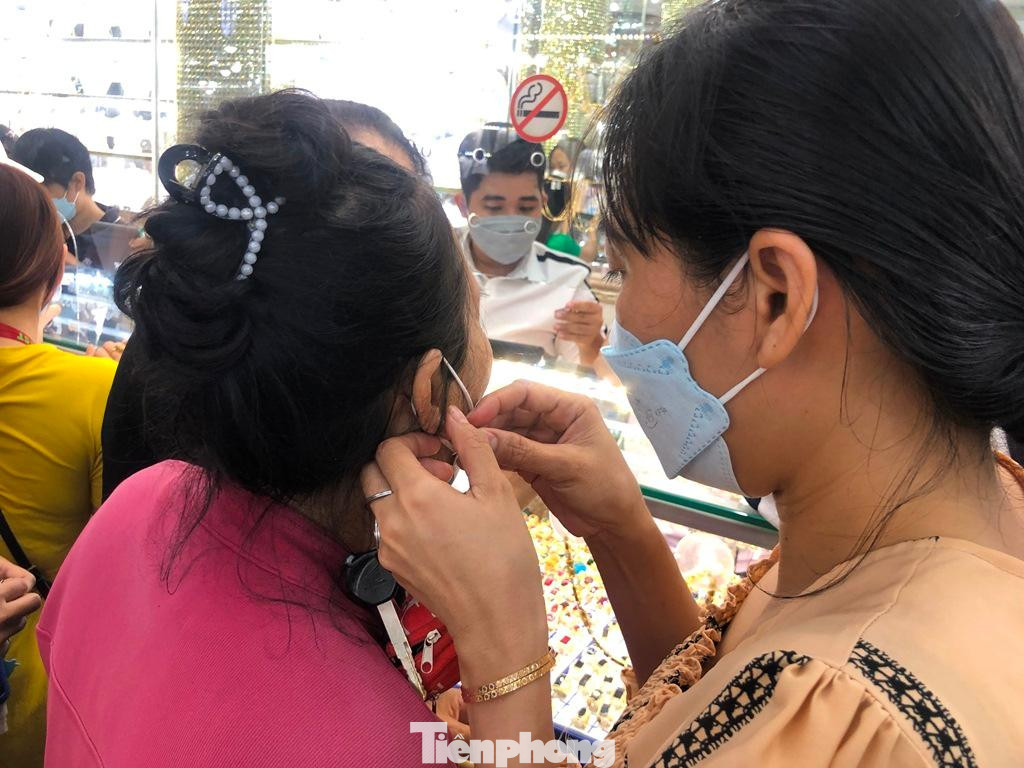 Cô con gái tặng mẹ đôi bông tai trong ngày đầu năm mới, cầu bình an, may mắn cả năm. Cô con gái tặng mẹ đôi bông tai trong ngày đầu năm mới, cầu bình an, may mắn cả năm.