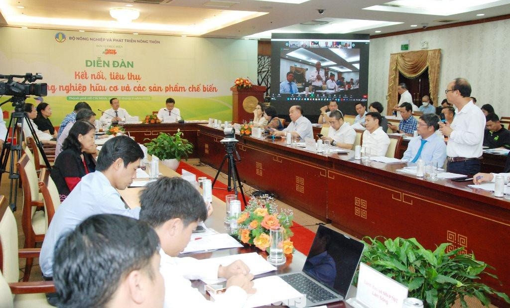 Các đại biểu tham gia góp ý tại diễn đàn.