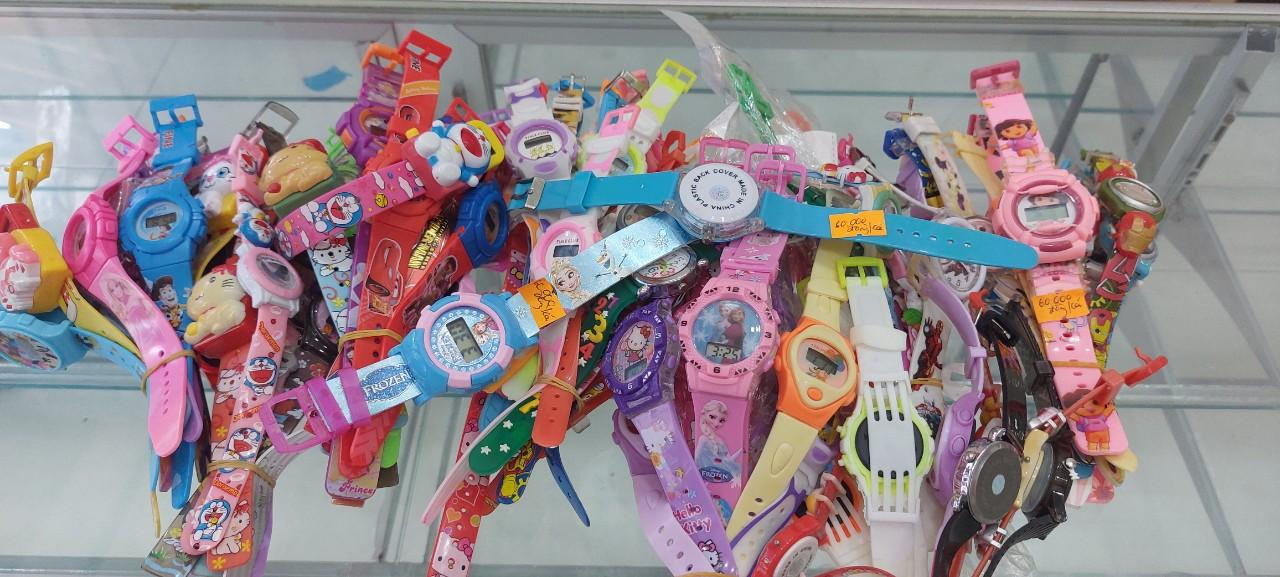 Tại 6 cửa hàng trên đường Ba Tháng Hai (quận 11), cơ quan chức năng cũng thu giữ số lượng lớn đồng hồ không có nguồn gốc, xuất xứ