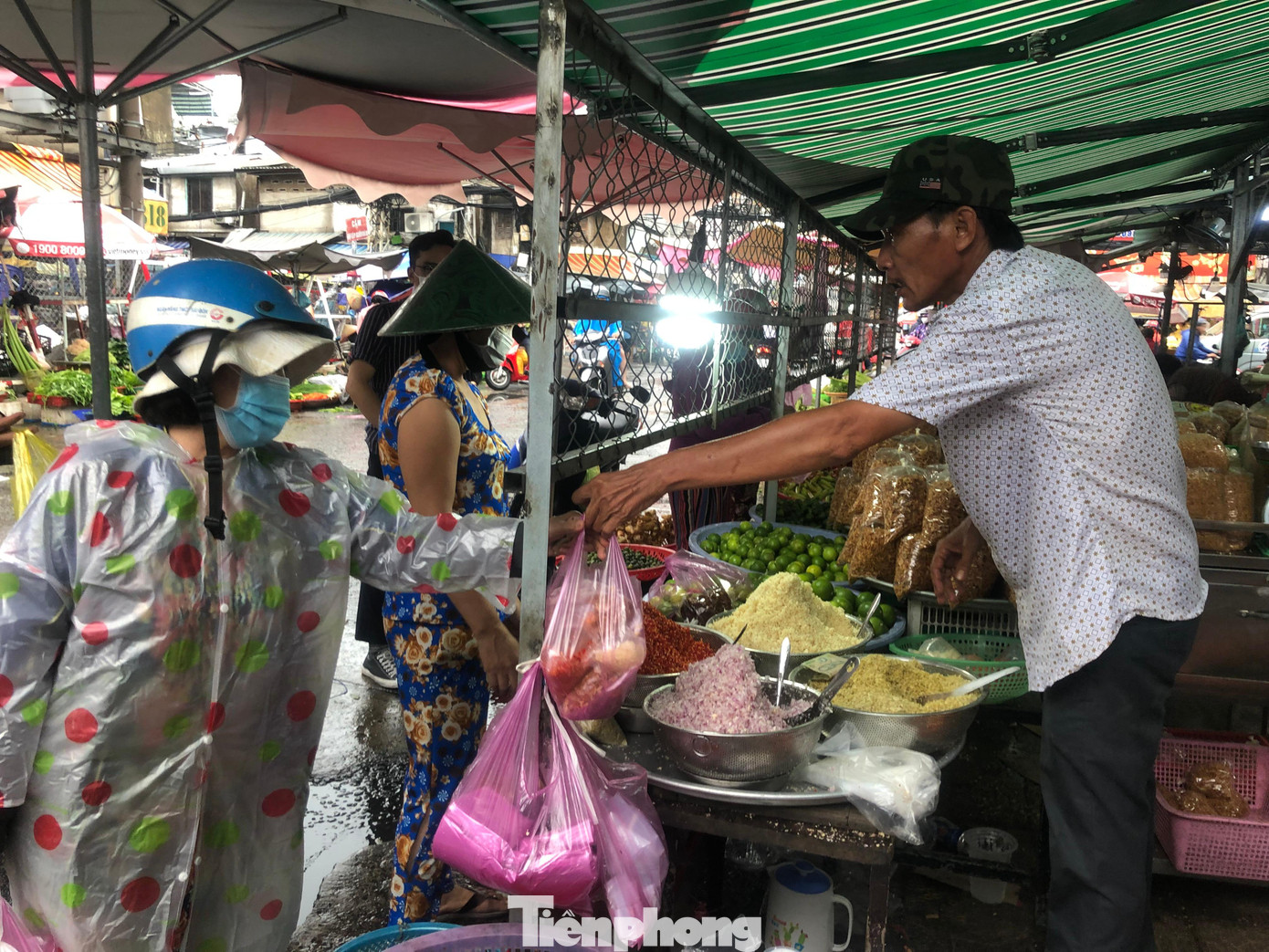 Nhiều mặt hàng rau, ớt tăng giá, đứt hàng do ảnh hưởng từ thời tiết, giá xăng dầu... Nhiều mặt hàng rau, ớt tăng giá, đứt hàng do ảnh hưởng từ thời tiết, giá xăng dầu...