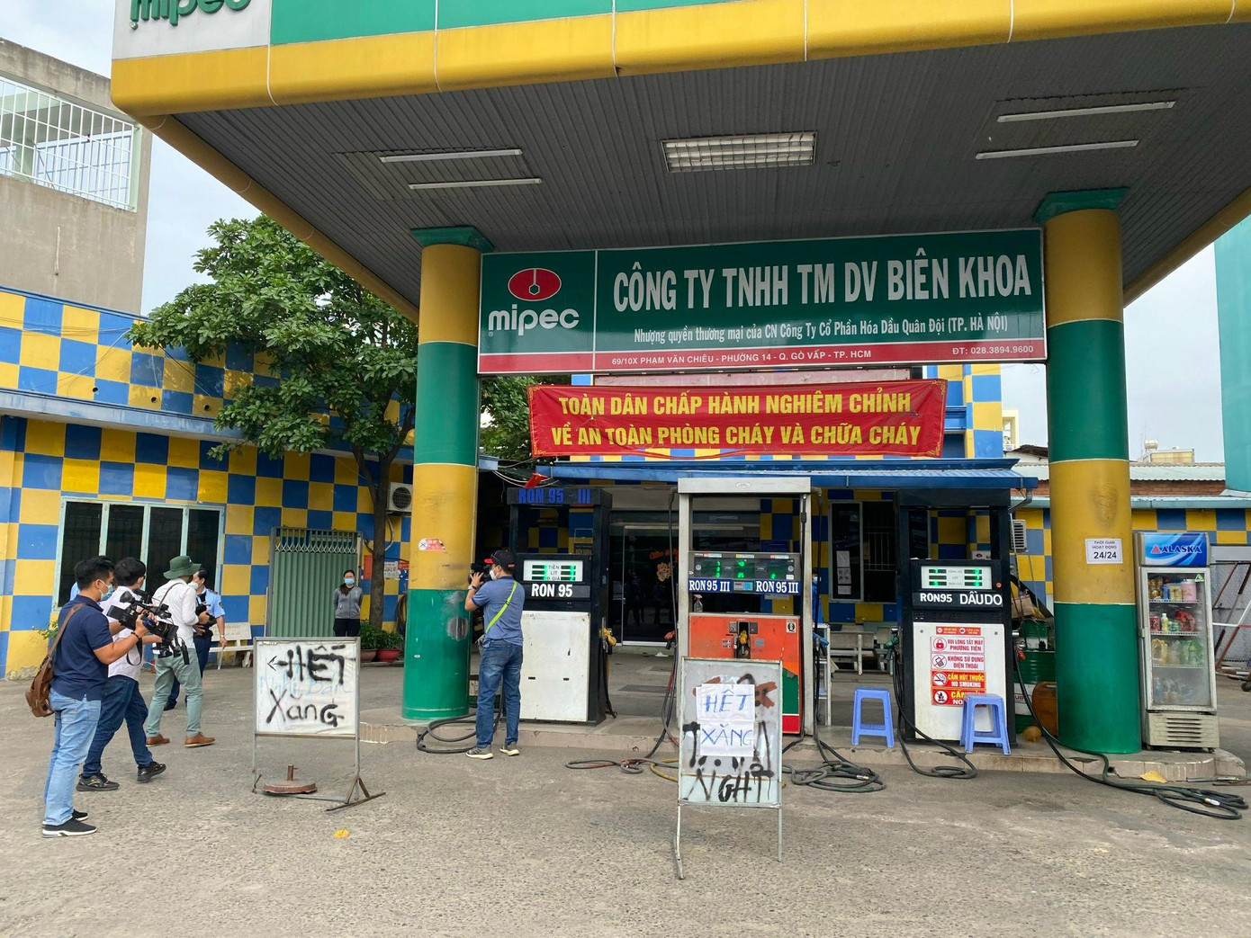 Một cây xăng trên đường Phạm Văn Chiêu (quận Gò Vấp) treo bảng "hết xăng