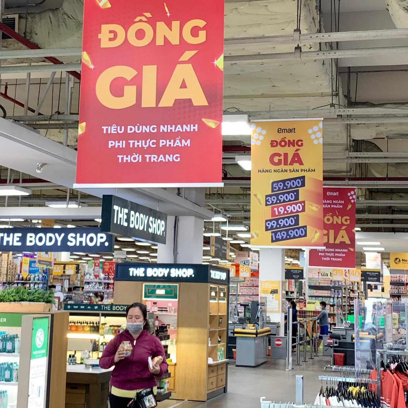 Các băng rôn giảm giá treo ở hầu hết các quầy hàng trong siêu thị