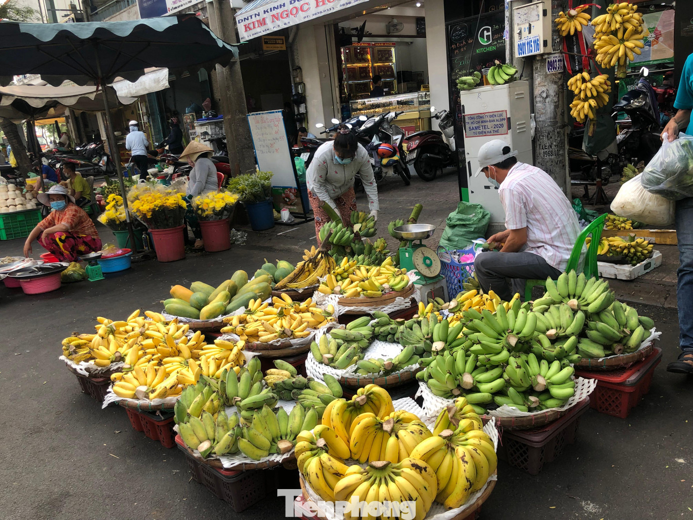 &quot;Chuối có giá từ 15.000-20.000 đồng/kg, đu đủ cũng tương tự. Giá này so với những ngày rằm khách đều giảm hơn&quot; - tiểu thương tên Tâm cho hay.