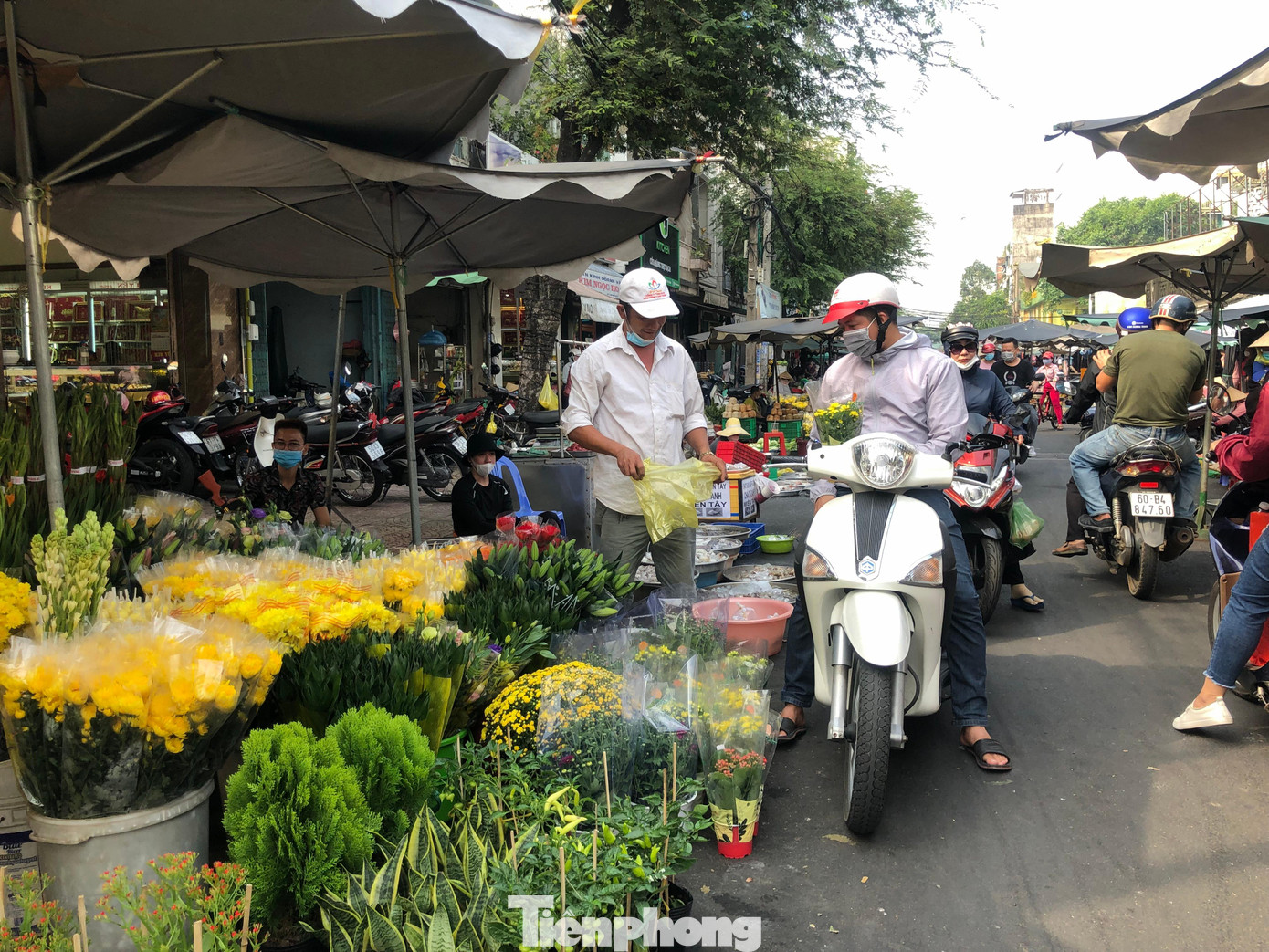 Chợ ngày rằm thưa vắng khách