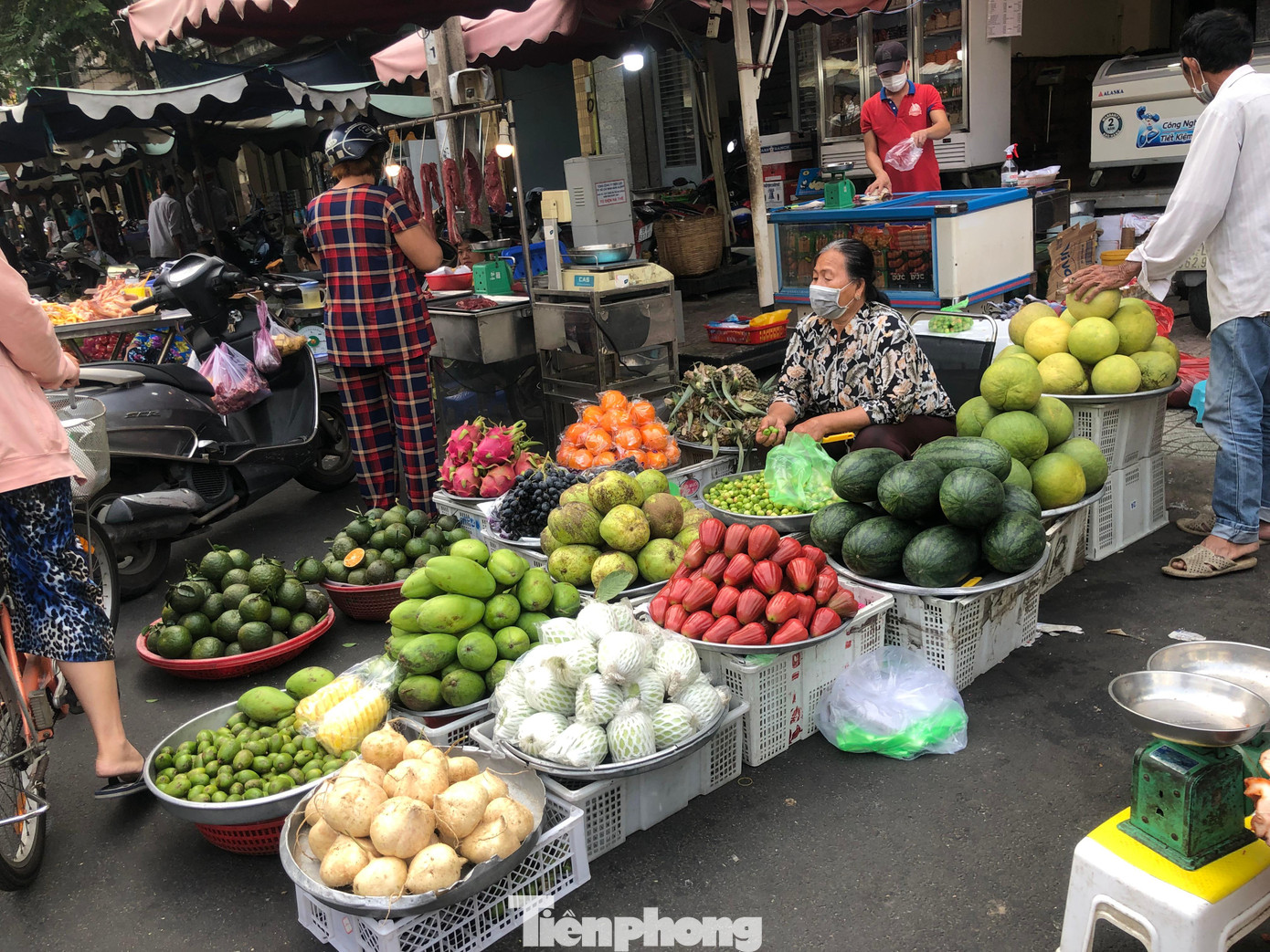 &quot;Chúng tôi cứ đinh ninh là rằm lớn nên khách sẽ mua nhiều trái cây, hoa trái về cúng nhưng không ngờ ngay từ ngày 14 đã vắng, đến ngày chính (15 tháng Chạp) cũng không đông hơn là bao&quot; - bà Thủy, tiểu thương bán trái cây cho biết.