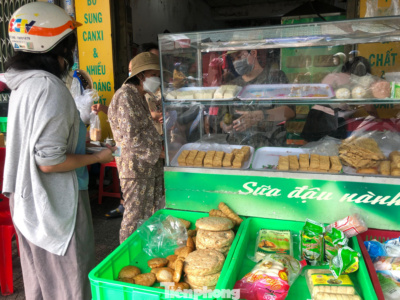 Một tiệm đậu hủ khá đông khách. &quot;Giá cả như ngày thường, 5.000 - 10.000 đồng/bìa đậu nhưng khách có đông hơn đôi chút do hôm nay nhiều người ăn chay&quot; - đại diện tiệm nói.