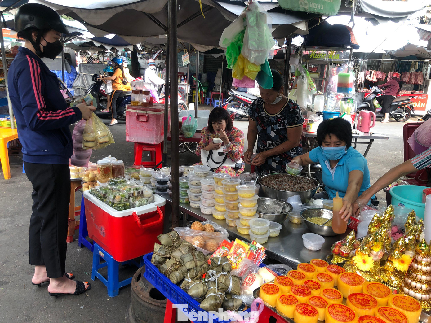 Ngày 17/1, ghi nhận tại nhiều chợ như Hòa Bình (quận 5), Bà Chiểu, Thị Nghè (quận Bình Thạnh), chợ Bà Hoa (quận Tân Bình)... các mặt hàng đồ chay được tiểu thương bày bán phục vụ ngày rằm rất nhiều. Tại chợ Hòa Bình, một hàng chè với đủ các loại từ chè đậu, cơm rượu, rau cau, bánh tổ... với giá từ 15.000 đồng/món. &quot;Trước đây, vào những ngày rằm, quán chè này hầu như không thể chen chân vào mua nhưng hôm nay rất vắng, mình tới là được mua ngay, loại chè bánh nào cũng có chứ không &quot;cháy hàng&quot; như trước&quot; - chị Minh (khách mua hàng) nói.