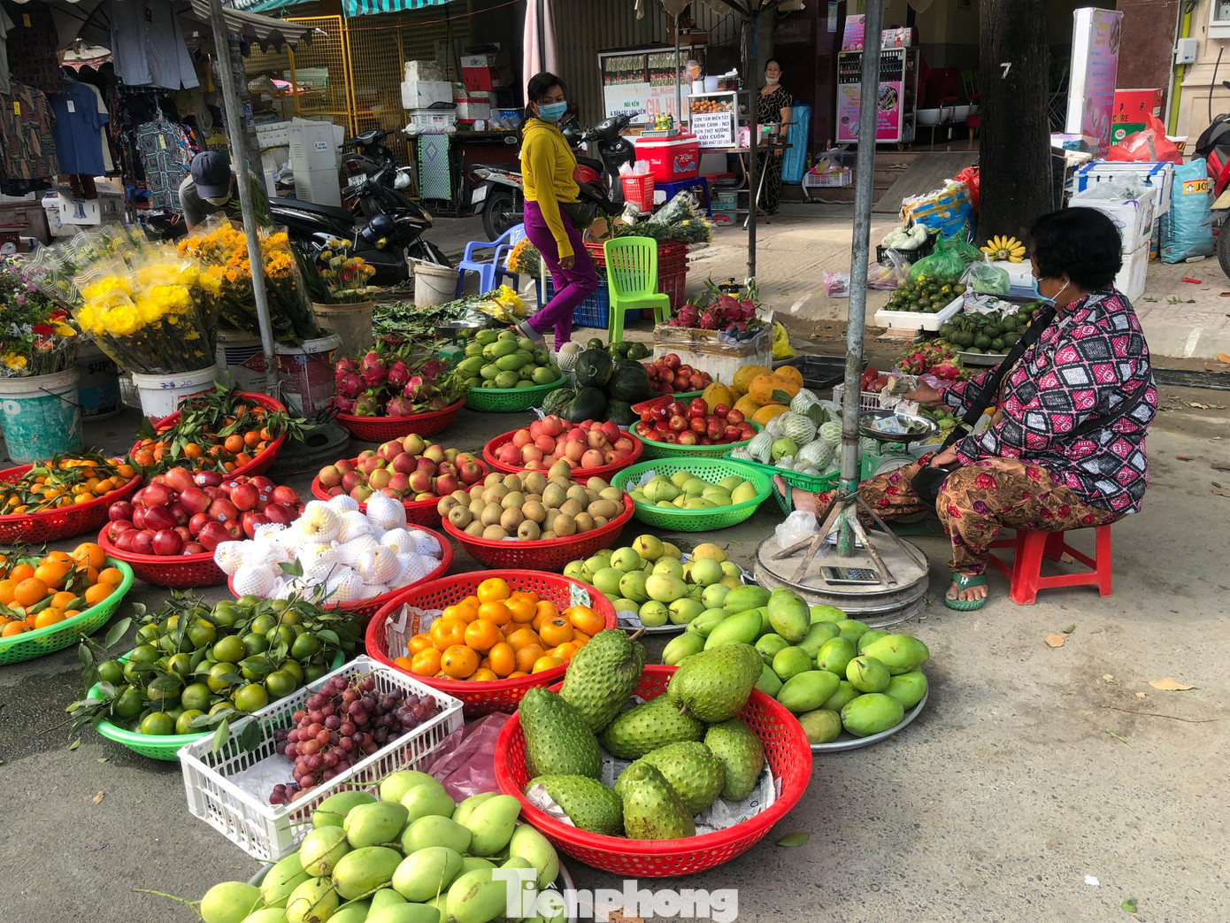 Trái cây nội, ngoại ê hề nhưng không có khách mua.