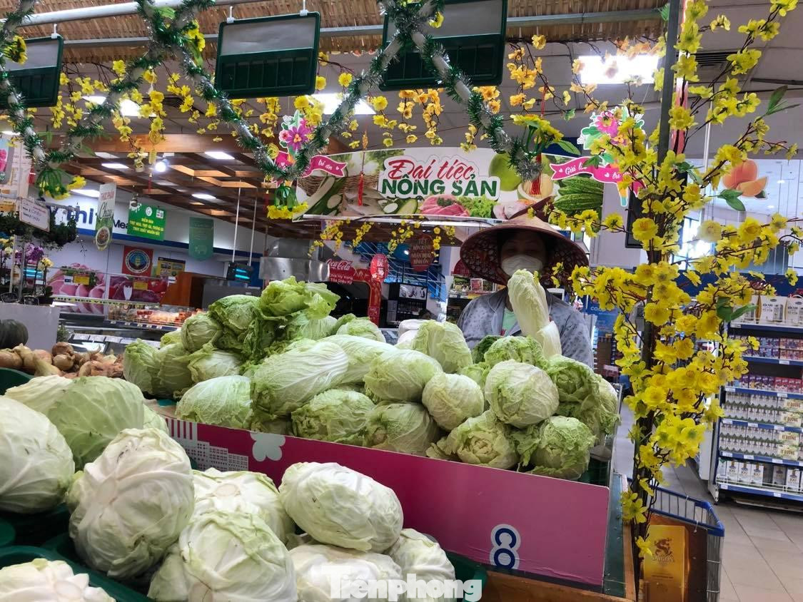 Bắp cải, cải thảo, su hào, cà rốt, khoai tây... có giá từ 20.000-35.000 đồng/kg tại siêu thị.