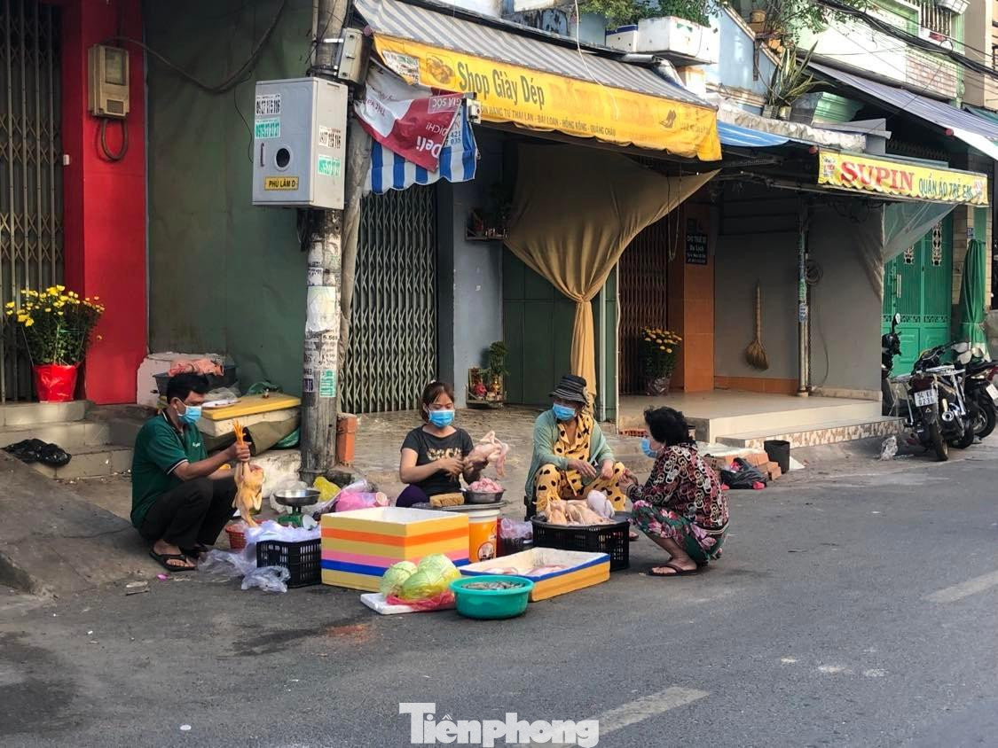 Gà được khách chọn mua để cúng mùng 2 Tết, giá từ 130.000-150.000 đồng/kg.