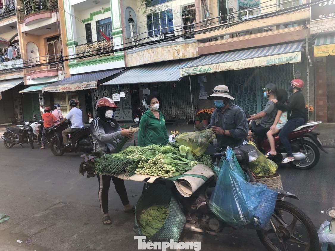 Một quầy rau di động có cải, xà lách, hành lá; giá từ 20.000-40.000 đồng/kg