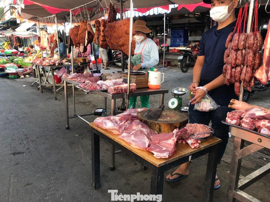 Heo quay, lạp xưởng, vịt quay phục vụ khách mua cúng Tết.