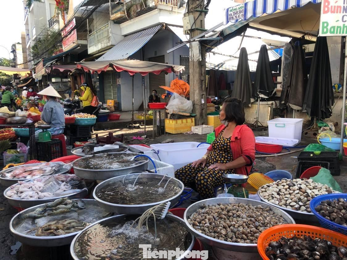 "Mọi năm, các loại tôm ốc rất đắt hàng mùng 2 Tết nhưng hôm nay ế quá. Tui bày hàng từ sáng đến giờ nhưng vẫn còn rất nhiều. Hôm nay, chợ chỉ họp đến trưa nên bán được bao nhiêu thì bán. Có thể đến mùng 5 Tết, chợ mới bán cả ngày như trước" - một tiểu thương chợ Hồ Trọng Quý (quận 6) chia sẻ.