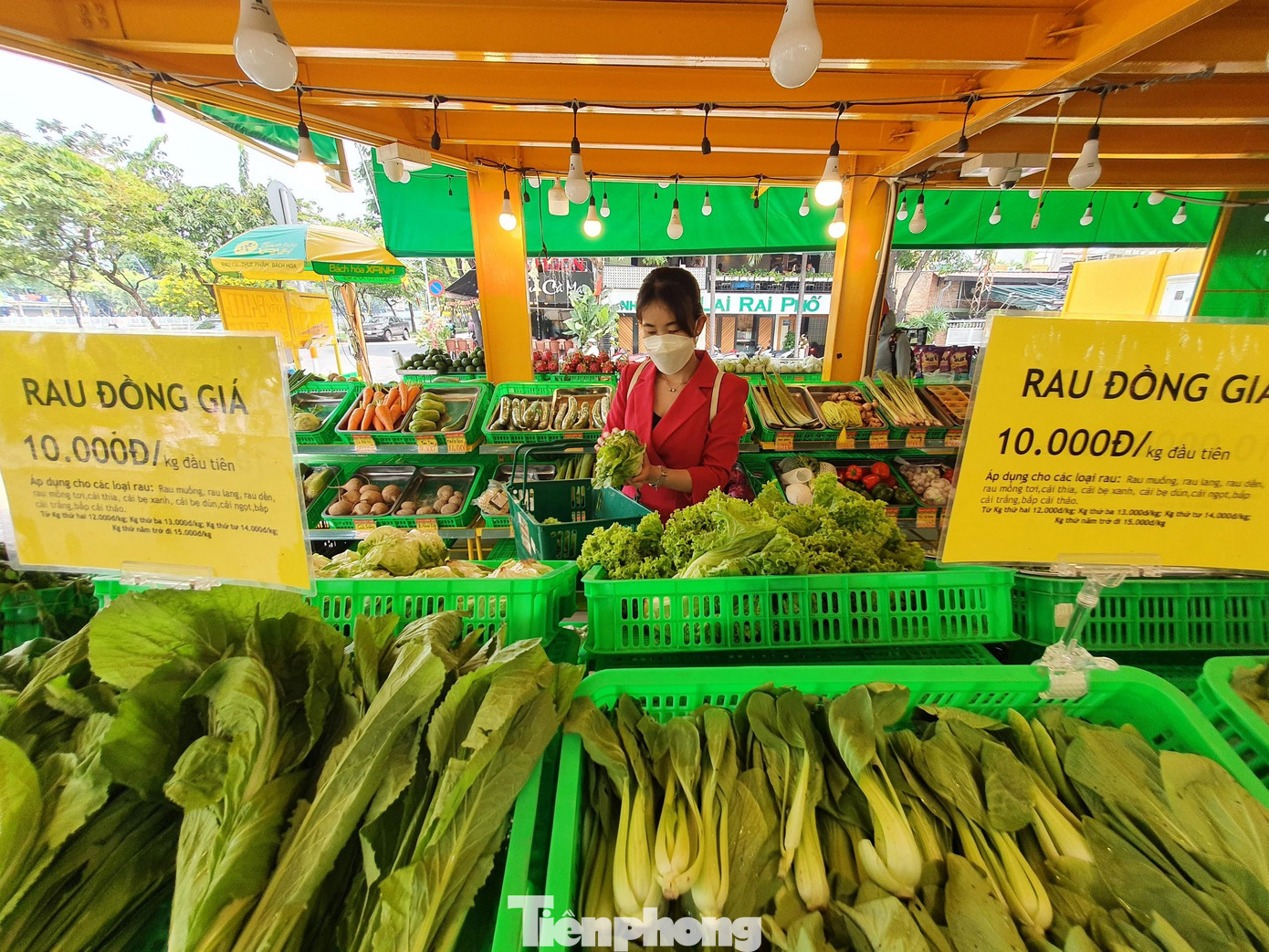 Các siêu thị gồng gánh nhiều chương trình khuyến mãi, giảm giá hỗ trợ người tiêu dùng