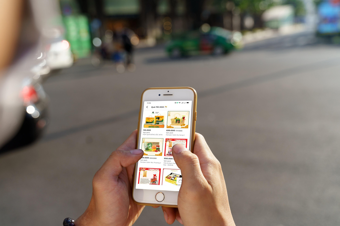 Lướt, chạm để đặt hàng Tết