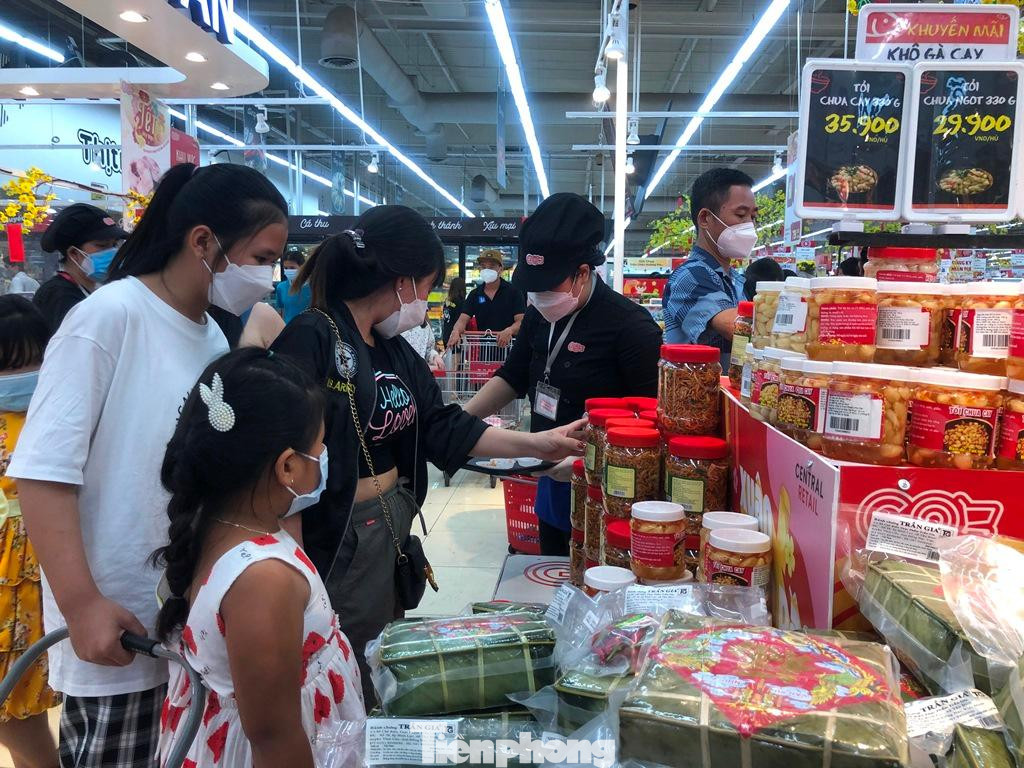 Các sản phẩm được chọn mua nhiều nhất là bánh chưng, bánh kẹo, rau củ, trái cây; sữa, trứng, thịt, cá... &quot;Siêu thị nhiều mặt hàng khuyến mãi, dễ mua sắm, lựa chọn nên tôi đưa con gái đi hàng về chuẩn bị Tết&quot; - chị Thu Hương (ngụ chung cư Carina, quận Bình Tân) cho biết.