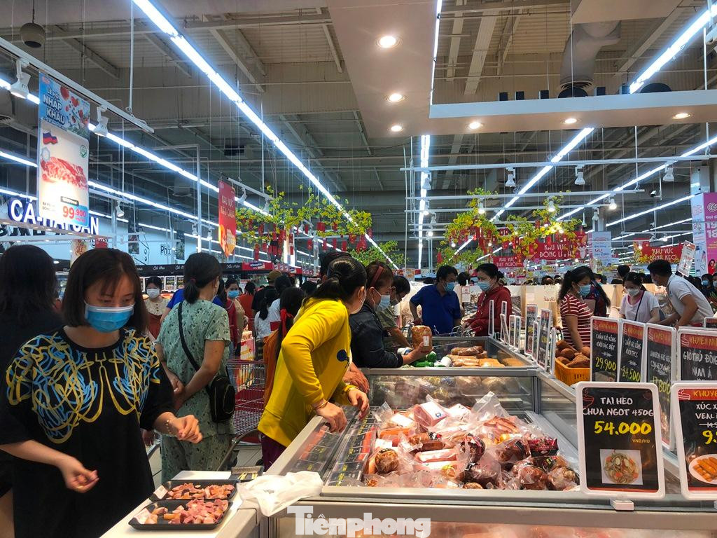 Nhiều khách biết mình không thể chen chân mua hàng thanh toán nên quyết định... đi dạo, khảo giá là chủ yếu.