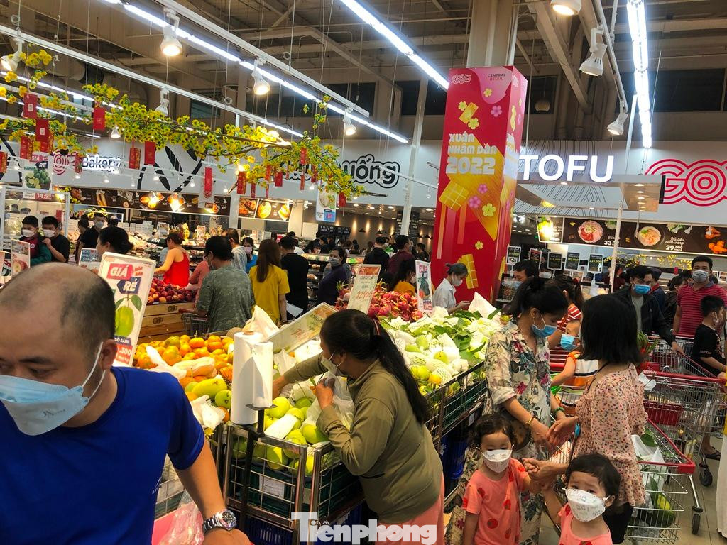 Hầu như các quầy hàng tại siêu thị đều rất đông khách. &quot;Nhà gần siêu thị nhưng nhiều ngày qua tôi không thể mua sắm được vì khách quá đông, đặc biệt là ở khu vực thực phẩm. Tôi thường chọn giờ đến mua sắm hoặc là khi siêu thị mới mở cửa, hoặc gần cuối ngày để hy vọng vắng người nhưng bước vào mới thấy &quot;ngợp&quot; vì khách lúc nào cũng rất đông&quot; - bà Hạnh (ngụ quận 10) cho biết.