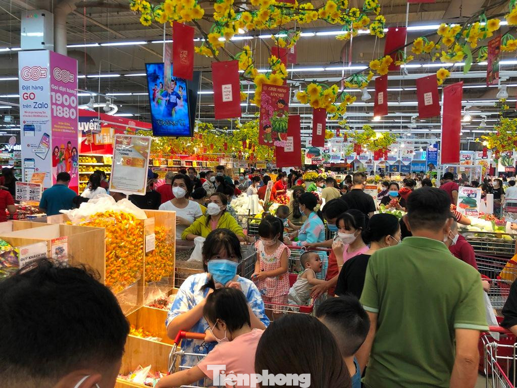 Lúc 23 giờ ngày 29/1 (27 tháng Chạp), nhiều siêu thị tại TPHCM Go!, Big C, Satra, Aeon, MM Mega Market... lượng khách đến mua sắm Tết 2022 đông nghịt.