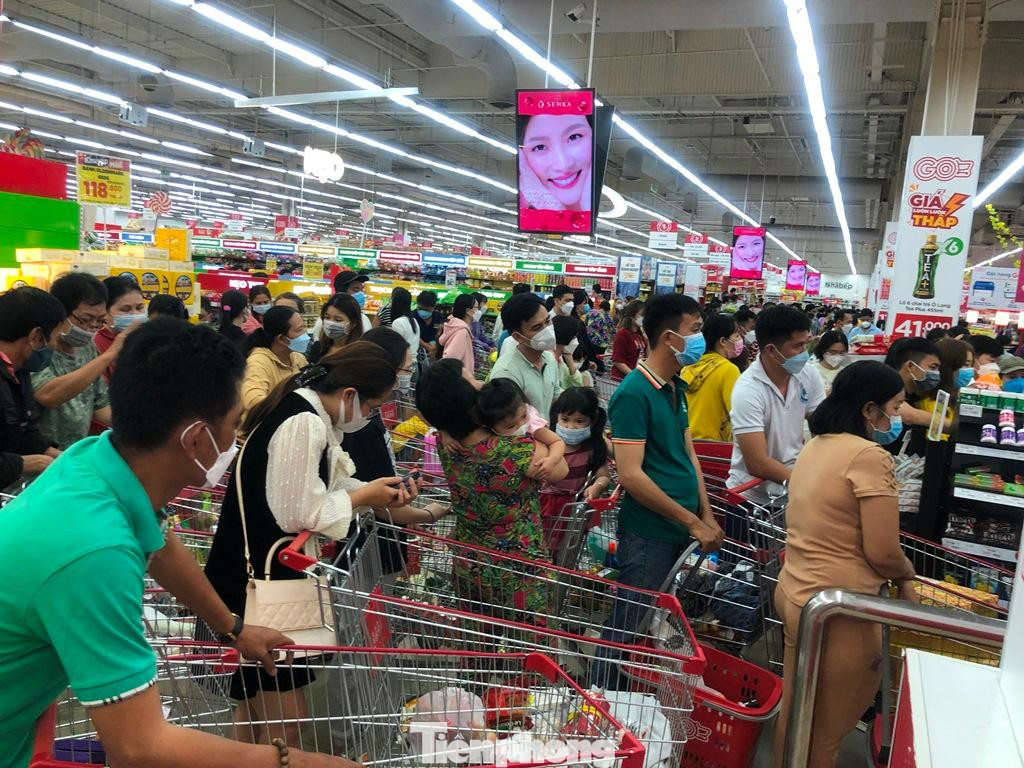 Khu vực thanh toán xếp hàng dài người chờ đợi, nhiều trẻ ngủ gục trên vai mẹ. &quot;Tôi đã chờ hơn cả tiếng đồng hồ nhưng vẫn chưa đến lượt thanh toán. Do quá lâu, tôi tính &quot;bỏ cuộc&quot; nhưng lại tiếc công đã chọn mua sắm gần 2 giờ đồng hồ. Thôi đành ráng chứ không còn cách nào khác&quot; - anh Võ Văn Thành (38 tuổi, công nhân may) cho biết.